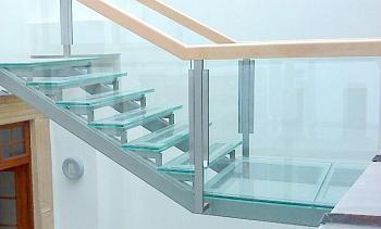 Стеклянные ступени и стеклянная площадка на лестнице в Челябинске. Готовые проекты ПерилаГлавСнаб