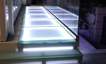 Стеклянный подиум со ступенями с подсветкой купить в Челябинске