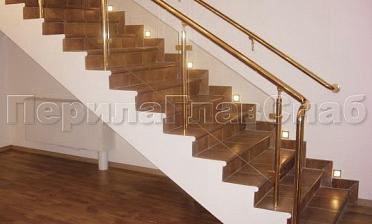 Ограждение лестницы с прозрачным стеклом, стойками и поручнем из латуни купить в Челябинске