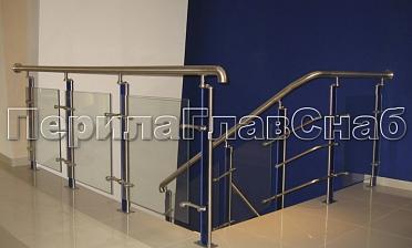 Ограждение со стойками с акриловыми вставками на спайдерных стеклодержателях купить в Челябинске