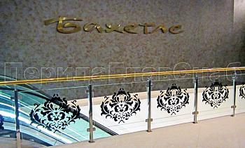 Ограждение лестницы на квадратных стойках с латунным поручнем в Челябинске. Готовые проекты ПерилаГлавСнаб