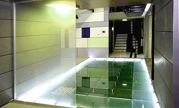 Подсветка стеклянного пола в гостинице в Челябинске. Готовые проекты ПерилаГлавСнаб