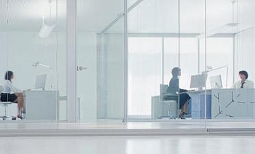 Стеклянные прозрачные перегородки в офис премиум купить в Челябинске