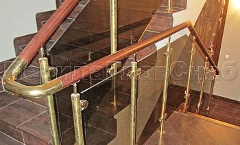 Ограждение лестницы со стеклом, тонированным в массе, стойки и завязки поручня из латуни в Челябинске. Готовые проекты ПерилаГлавСнаб