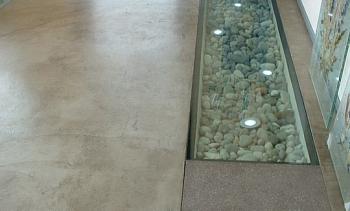 Стеклянный пол в квартиру с декоративной композицией в Челябинске. Готовые проекты ПерилаГлавСнаб