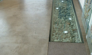 Стеклянный пол в квартиру с декоративной композицией в Челябинске. Готовые проекты ПерилаГлавСнаб Стеклянный пол в квартиру с декоративной композицией в Челябинске. Готовые проекты ПерилаГлавСнаб