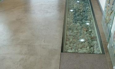 Стеклянный пол в квартиру с декоративной композицией купить в Челябинске