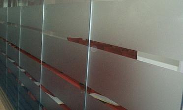 Стеклянные перегородки в офисе с закаткой пленки купить в Челябинске