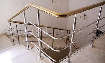 Лестничное ограждение с тремя ригелями и поручнем из латуни в Челябинске. Готовые проекты ПерилаГлавСнаб