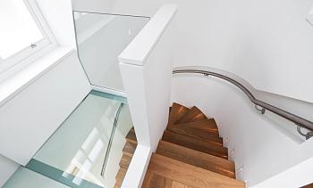 Стеклянный потолок в двухъярусной квартире в Челябинске. Готовые проекты ПерилаГлавСнаб