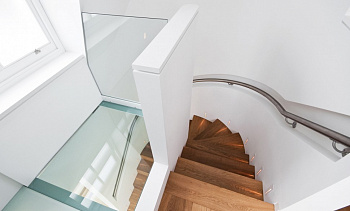 Стеклянный потолок в двухъярусной квартире в Челябинске. Готовые проекты ПерилаГлавСнаб Стеклянный потолок в двухъярусной квартире в Челябинске. Готовые проекты ПерилаГлавСнаб