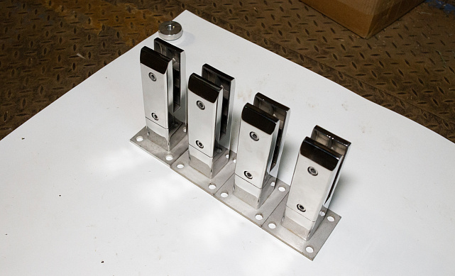 Стеклодержатель литой напольный, плоский 50х50х190 мм, для стекла 10-12 мм, полированный AISI 304, уценка k275-2-У 2 Стеклодержатель литой напольный, плоский 50х50х190 мм, для стекла 10-12 мм, полированный AISI 304, уценка k275-2-У 2