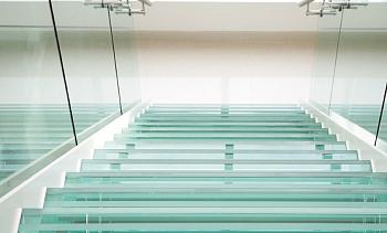 Стеклянные ступени на косоурной лестнице в доме в Челябинске. Готовые проекты ПерилаГлавСнаб