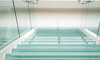 Стеклянные ступени на косоурной лестнице в доме в Челябинске. Готовые проекты ПерилаГлавСнаб Стеклянные ступени на косоурной лестнице в доме в Челябинске. Готовые проекты ПерилаГлавСнаб