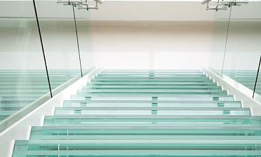 Стеклянные ступени на косоурной лестнице в доме купить в Челябинске