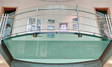 Стеклянный пол на внутреннем выступе атриума купить в Челябинске