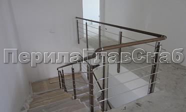 Ограждение с деревянным поручнем и стойками с деревянными вставками, с ригелями купить в Челябинске