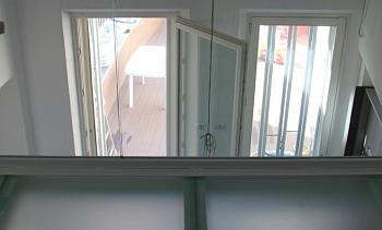 Стеклянное перекрытие из матового стекла на внутреннем балконе в Челябинске. Готовые проекты ПерилаГлавСнаб