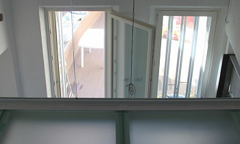 Стеклянное перекрытие из матового стекла на внутреннем балконе в Челябинске. Готовые проекты ПерилаГлавСнаб Стеклянное перекрытие из матового стекла на внутреннем балконе в Челябинске. Готовые проекты ПерилаГлавСнаб