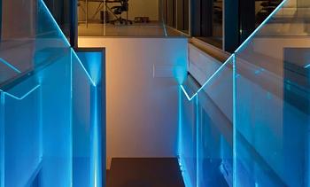 Ограждения лестниц на несущем стекле с подсветкой в Челябинске. Готовые проекты ПерилаГлавСнаб