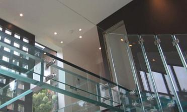 Стеклянные полы на площадке маршевой лестницы купить в Челябинске