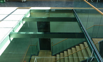 Стеклянный потолок в бизнес-центре в Челябинске. Готовые проекты ПерилаГлавСнаб Стеклянный потолок в бизнес-центре в Челябинске. Готовые проекты ПерилаГлавСнаб