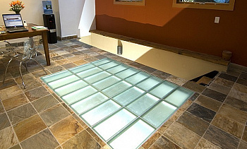 Подсветка стеклянного пола в доме в Челябинске. Готовые проекты ПерилаГлавСнаб Подсветка стеклянного пола в доме в Челябинске. Готовые проекты ПерилаГлавСнаб