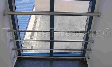 Ограждение на окнах из нержавещей трубы с ригелями купить в Челябинске