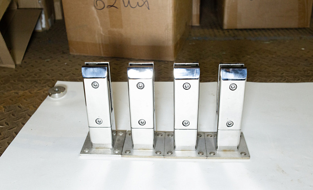 Стеклодержатель литой напольный, плоский 50х50х190 мм, для стекла 10-12 мм, полированный AISI 304, уценка k275-2-У 6 Стеклодержатель литой напольный, плоский 50х50х190 мм, для стекла 10-12 мм, полированный AISI 304, уценка k275-2-У 6