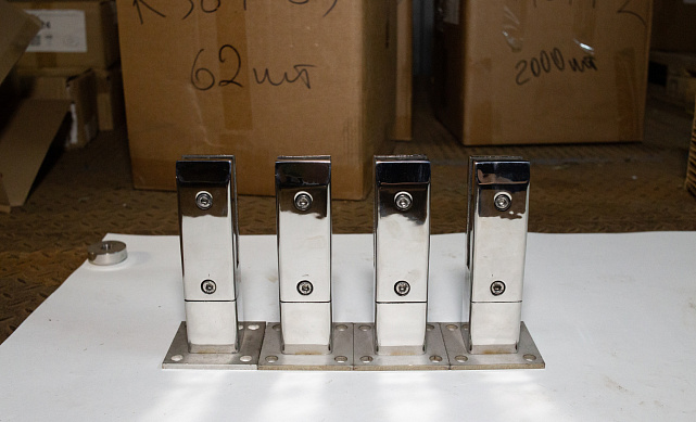 Стеклодержатель литой напольный, плоский 50х50х190 мм, для стекла 10-12 мм, полированный AISI 304, уценка k275-2-У 5 Стеклодержатель литой напольный, плоский 50х50х190 мм, для стекла 10-12 мм, полированный AISI 304, уценка k275-2-У 5