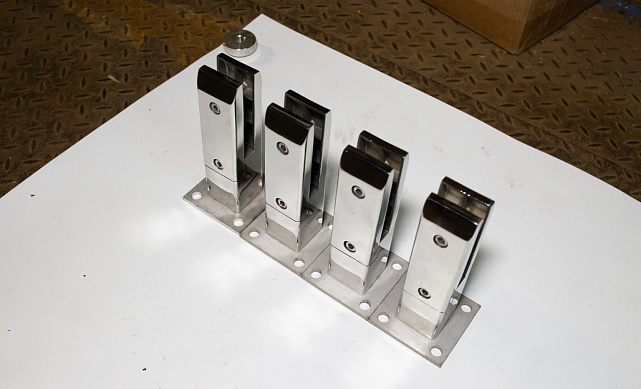 Стеклодержатель литой напольный, плоский 50х50х190 мм, для стекла 10-12 мм, полированный AISI 304, уценка k275-2-У 4 Стеклодержатель литой напольный, плоский 50х50х190 мм, для стекла 10-12 мм, полированный AISI 304, уценка k275-2-У 4