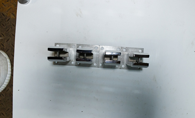 Стеклодержатель литой напольный, плоский 50х50х190 мм, для стекла 10-12 мм, полированный AISI 304, уценка k275-2-У 10 Стеклодержатель литой напольный, плоский 50х50х190 мм, для стекла 10-12 мм, полированный AISI 304, уценка k275-2-У 10