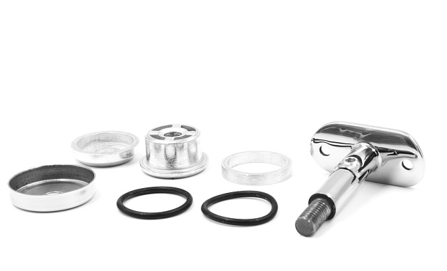 Наконечник палец с алюминиевой системой фиксации на стойке Ø38.1х1.5 мм, регулируемым ложементом под поручень Ø50.8 мм, полированный, литой, нержавеющий (AISI 304) k204 7 Наконечник палец с алюминиевой системой фиксации на стойке Ø38.1х1.5 мм, регулируемым ложементом под поручень Ø50.8 мм, полированный, литой, нержавеющий (AISI 304) k204 7