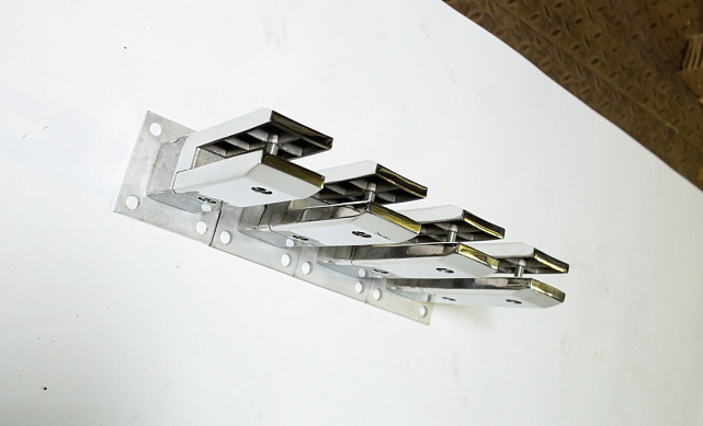 Стеклодержатель литой напольный, плоский 50х50х190 мм, для стекла 10-12 мм, полированный AISI 304, уценка k275-2-У 8 Стеклодержатель литой напольный, плоский 50х50х190 мм, для стекла 10-12 мм, полированный AISI 304, уценка k275-2-У 8